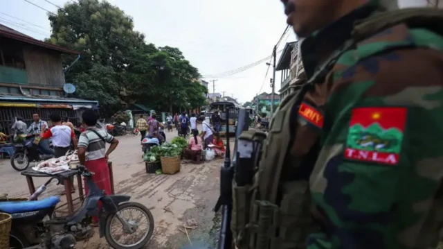 TNLA ကျောက်မဲမြို့ကို ထိန်းချုပ်ခဲ့စဉ် မြို့ထဲမှာတွေ့ရတဲ့ ဒေသခံတချို့ (ပုံဟောင်း)