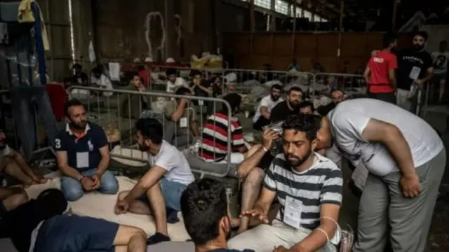 بازماندگان در کمپ نگهداری می‌شوند