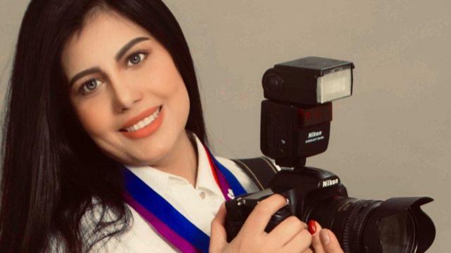 Tamana Jahish segura uma câmera