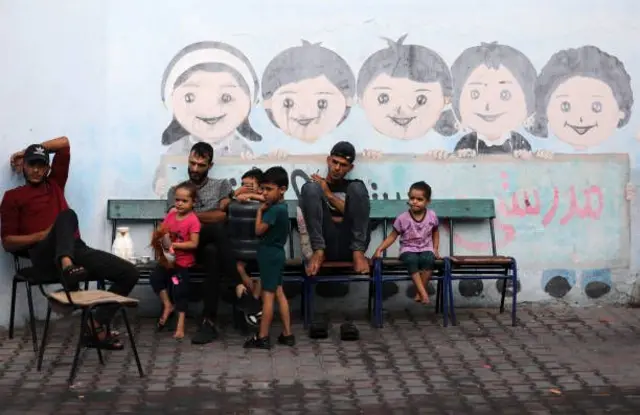 فلسطينيون في غزة نزحوا من منازلهم ولجأوا إلى مدارس الأونروا