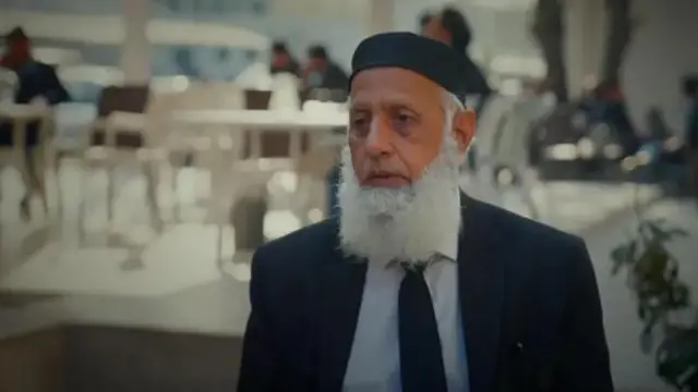 تصویر کې سپینږیری سړی ښکاري. د همدې سپینږیري زوی وکیل و چې په یوه ځانمرګي برید کې ووژل شو.