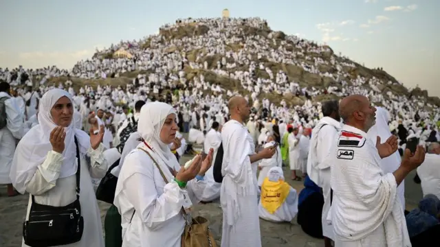 Umat Islam memanjatkan doa menjelang wukuf di Jabal Rahmah, Arafah, Makkah, Arab Saudi, Sabtu (15/6/2024).