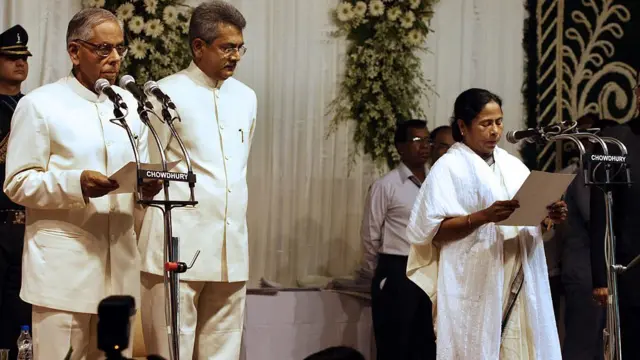 প্রথমবার পশ্চিমবঙ্গের মুখ্যমন্ত্রী হিসেবে শপথ নিচ্ছেন মমতা ব্যানার্জি। মে, ২০১১