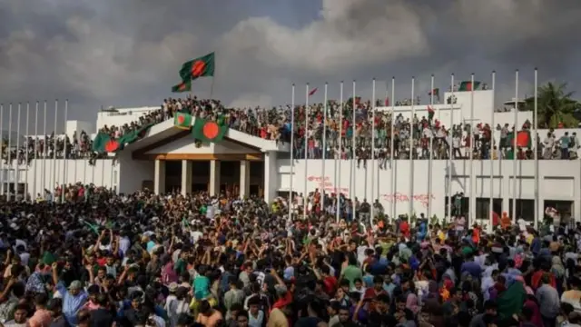 চব্বিশের পাঁচই অগাস্ট শেখ হাসিনার পতনের পর প্রধানমন্ত্রীর কার্যালয় দখল করে নেয় বিক্ষোভারীরা