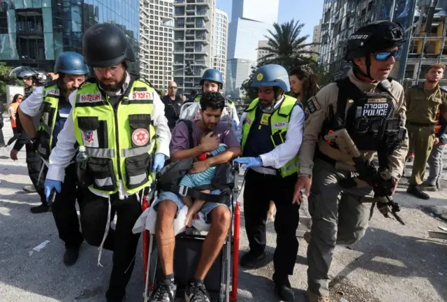 Spasioci i vojska odvode povređene posle napada u Ramat Ganu