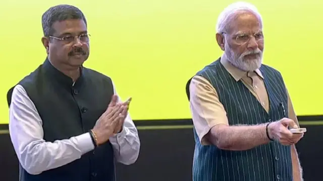 केंद्रीय शिक्षा मंत्री के साथ प्रधानमंत्री नरेंद्र मोदी.