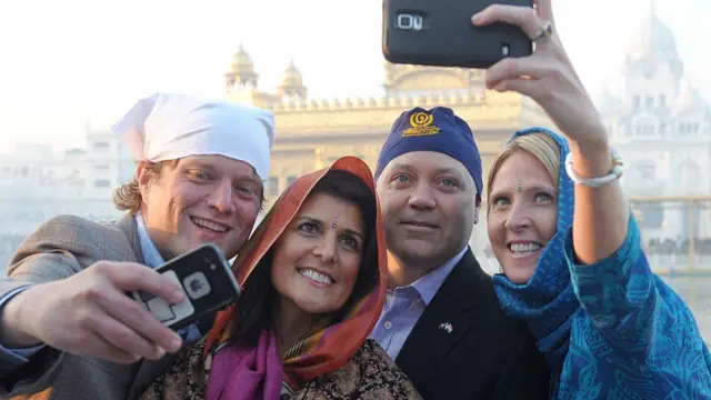 ২০১৪ সালে স্বামী মাইকেলকে (ডান থেকে দ্বিতীয়) নিয়ে নিকি হ্যালি অমৃতসরের গোল্ডেন টেম্পল ভ্রমণ করেন।