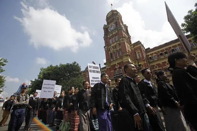 ၂၀၁၂ ခုနှစ်က ရန်ကုန်မြို့မှာ ပြုလုပ်ခဲ့တဲ့ ရှေ့နေတွေရဲ့ဆန္ဒထုတ်ဖော်ပွဲတစ်ခု(ပုံဟောင်း)