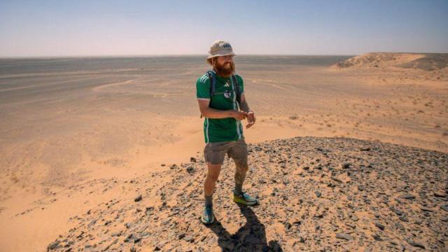 Russell Cook en el desierto del Sáhara