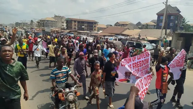 Awọn oluwọde n wọde laarin igboro.