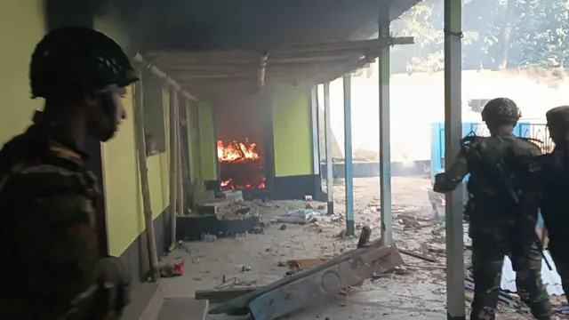 সেনা সদস্যরা ক্ষতিগ্রস্ত মাজার ভবন পরিদর্শন করছেন।