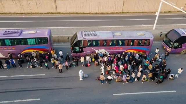 Foxconn fabrikası işçileri servis otobüslerini bekliyor