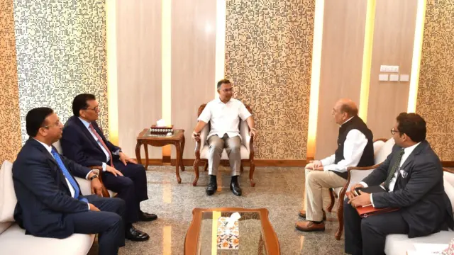সচিবালয়ে প্রধানমন্ত্রীর দফতরে প্রধানমন্ত্রীর সাথে ভারতীয় কমিশনার সাক্ষাত করেছেন