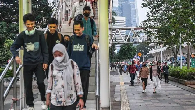Sejumlah pekerja berjalan saat jam pulang kerja di kawasan Jalan Jenderal Sudirman, Jakarta, Rabu (29/5/2024). 