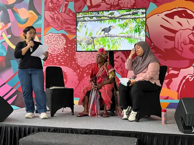 Jurnalis lepas, Margareth Aritonang bersama Marice Sianggo, tokoh perempuan adat sub-suku Nakna dan Fitri Hasibuan dari Konservasi Indonesia