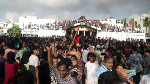 ৫ই অগাস্ট প্রধানমন্ত্রীর কার্যালয় সাধারণ মানুষের দখলে