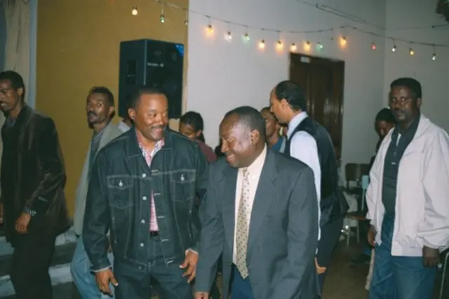 ዶክ. ኣለክሳንደር (ክራቫት ለቢሱ ዘሎ) ምስ ኣሜሪካዊ ዶክ. ላርት ዝተባህለ ምሁር ኵዳ እናሳዕስዐ (2002)