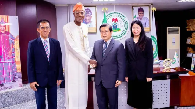 Prince Adeniyi Adeyemi pose wit some foreigners for im office for di federal Secretariat, Abuja