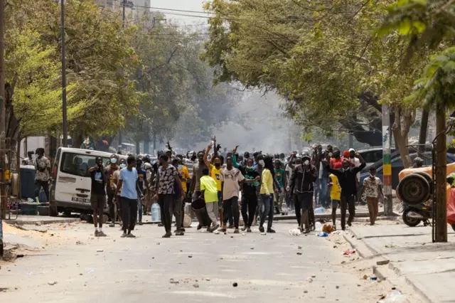 Les jeunes manifestent dans les rues de Dakar