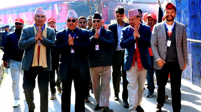 नेकपा एमालेका नेताहरू बायाँबाट क्रमश: विष्णु पौडेल, ईश्वर पोखरेल, केपी ओली, शङ्कर पोखरेल लगायत कार्यकर्ताहरू