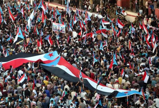 Люди размахивают флагами Южного Йемена во время митинга с требованием независимости Южного Йемена в южном портовом городе Аден, Йемен, 25 декабря 2025 года.