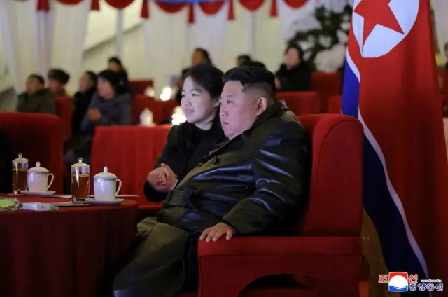 Cô Kim Ju-ae nắm tay cha trong lễ mừng năm mới 2026