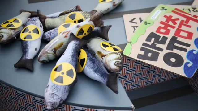 Муляжи рыб со стикерами радиоактивности