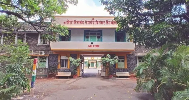 मुरलीधर मोहोळ यांनी आपली बाजू मांडताना बोर्डिंग-संबंधित व्यवहार हे आपण या संस्थांमधून बाहेर पडल्यानंतर झाल्याचं स्पष्ट केलं आहे.