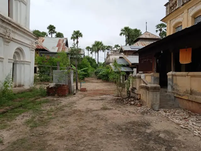  ညောင်ကုန်းကျေးရွာဟာ ပုလဲမြို့ရဲ့တောင်ဘက် ၃ မိုင်ခန့်အကွာမှာရှိ