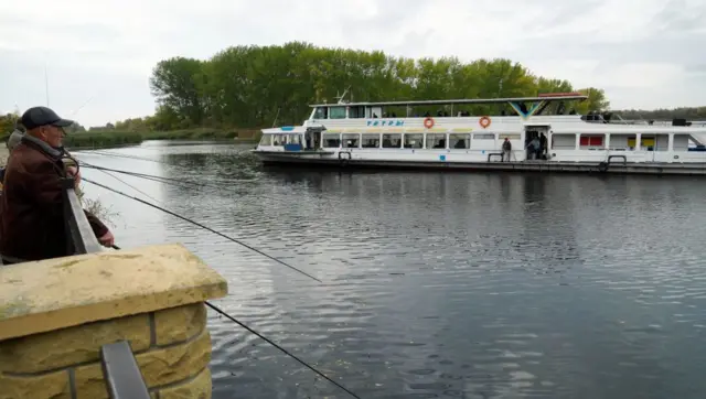 নিপ্রো নদী দিয়ে ফেরিতে করে খেরসন থেকে বেসামরিক লোকজনকে সরিয়ে নিচ্ছে রাশিয়া