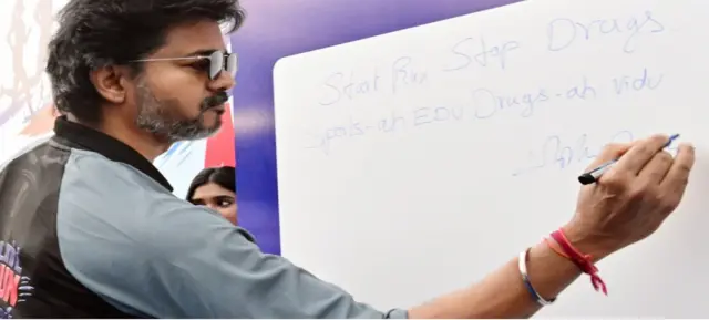 பள்ளி வளாகத்தின் உள்ளே பயன்படுத்தி எறியப்பட்ட அரசு தடை செய்த போதைப்பொருள்களின் மிச்சங்களை கவனிக்க முடிந்தது