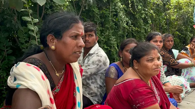 मोशी कचरा डेपो दुर्घटनेत अडकलेल्यांचे नातेवाईक त्यांच्या परतण्याची वाट पाहत दुर्घटनास्थळाबाहेर 4 दिवसांपासून थांबून आहेत