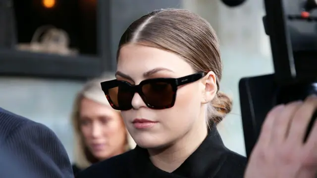 A verdadeira Belle Gibson do lado de fora de tribunal em 2019