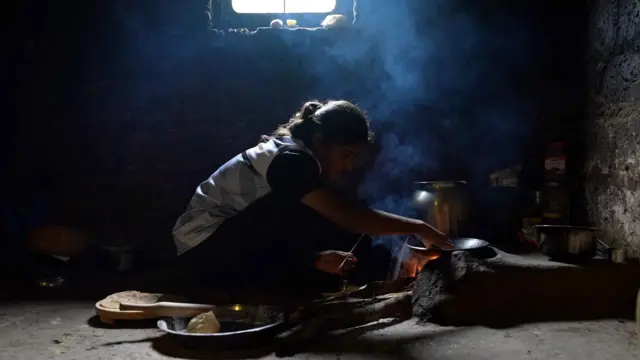 घरकाम सोडून इतर आयुष्य इथल्या मुलींच्या वाटेला कमीच येतं