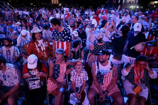 ผู้เข้าชมกลับเข้าสู่การเฉลิมฉลองวันชาติ "Salute to America 250" อีกครั้ง หลังจากสภาพอากาศเลวร้ายในบริเวณเนชันแนล มอลล์ ในกรุงวอชิงตัน ดี.ซี. เมื่อ 4 ก.ค.