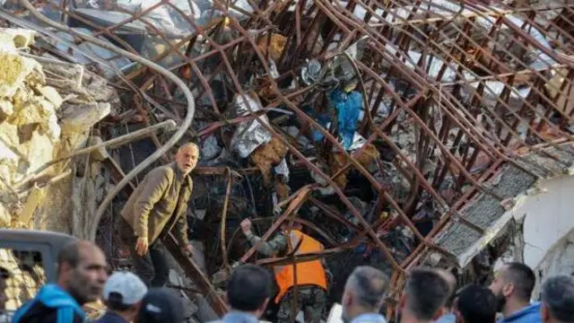 ধ্বংসস্তুপের নিচে উদ্ধারকাজ চলছে