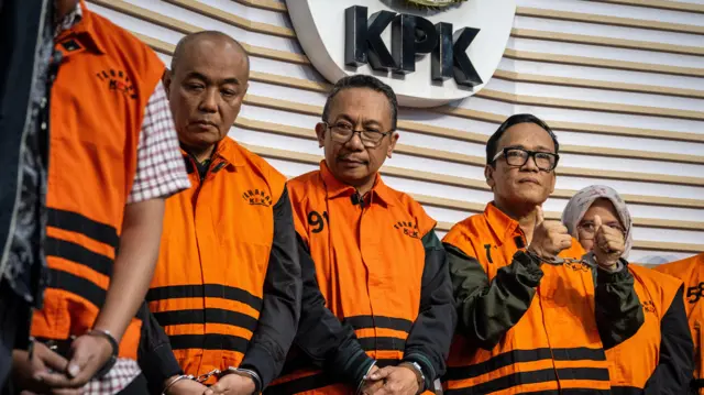 Wakil Menteri Ketenagakerjaan (Wamenaker) Immanuel Ebenezer (kedua kanan) bersama tersangka lainnya saat dihadirkan sebagai tersangka usai terjaring OTT KPK pada konferensi pers di Gedung Merah Putih KPK, Jakarta, Jumat (22/8/2025).