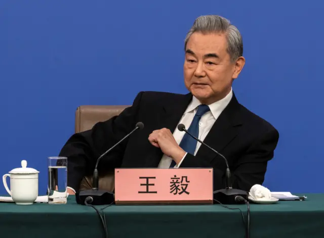 Ông Vương Nghị trong cuộc họp báo hôm Chủ nhật