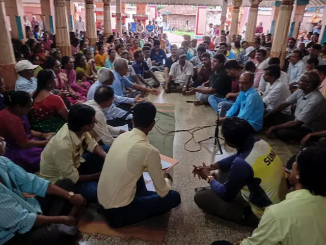 मुणगे गावात प्रस्तावित अणुऊर्जा प्रकल्पा संदर्भात झालेली बैठक