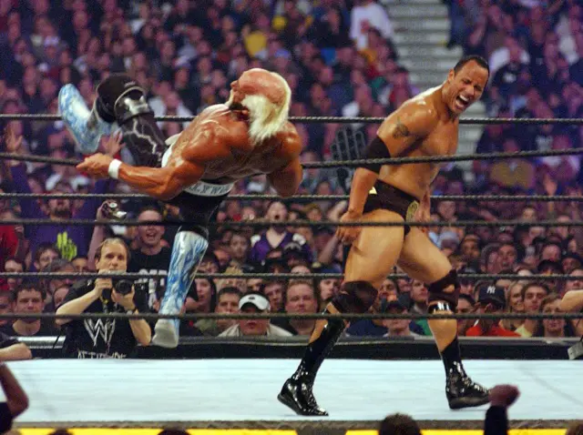 Hulk Hogan se enfrenta a La Roca