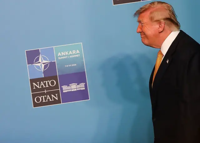 Усміхнений Трамп проходить повз брендовану стіну з логотипом НАТО та написом "Ankara Summit 2026".