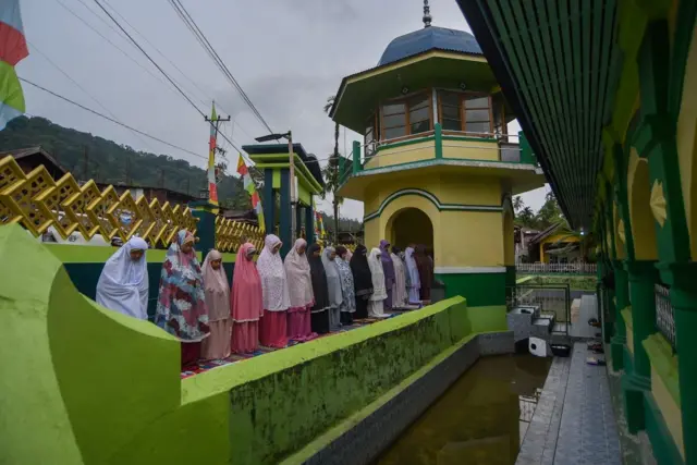  salat Idufitri di Masjid Raya Nagari Maninjau, Agam, Sumatra Barat, Sabtu (21/03). 