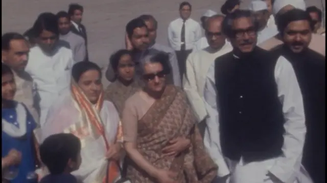 ১০ই এপ্রিল ১৯৭৪, ত্রিদেশীয় চুক্তি স্বাক্ষর হওয়ার পর দিল্লি যান শেখ মুজিব। তাকে অভ্যর্থনা জানান ভারতের প্রধানমন্ত্রী ইন্দিরা গান্ধী।  ডানে সেসময়কার বাংলাদেশের পররাষ্ট্রমন্ত্রী ড. কামাল হোসেন।