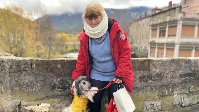 Martine paseando a su perro.