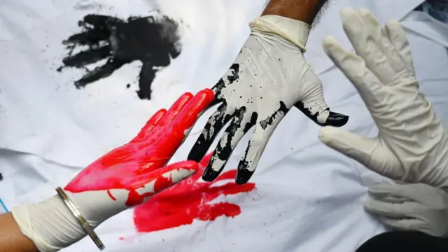 कोलकाता में हुई घटना के बाद दिल्ली में भी कई अस्पतालों के डॉक्टरों ने प्रदर्शन किया.