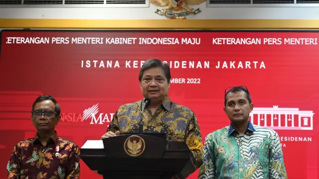 Menko Perekonomian Airlangga Hartarto (tengah) bersama Menko Polhukam Mahfud MD (kiri) didampingi Wamenkumham Edward Omar Sharif Hiariej menyampaikan konferensi pers di Kantor Presiden, Istana Kepresidenan Jakarta, Jumat (30/12/2022).