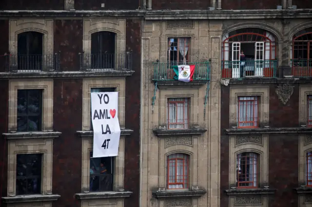 Banner com menção ao slogan políticoaposta esportiva logoAMLO, sobre "Quarta Transformação", no México