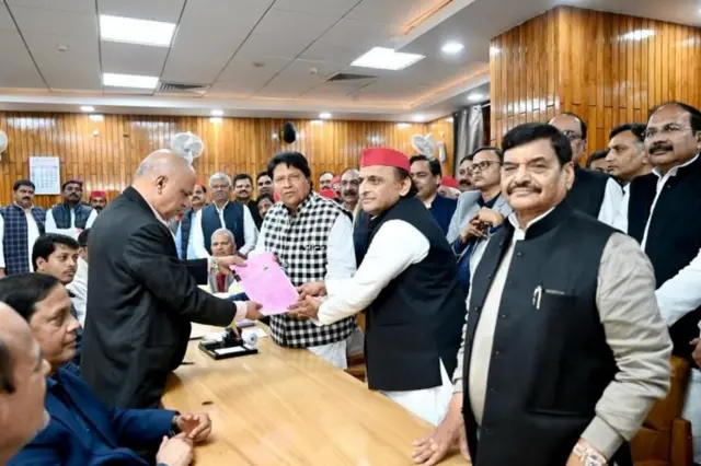 राज्यसभा निवडणुकीसाठी लखनौमधून उमेदवारी अर्ज दाखल करताना समाजवादी पक्षाचे उमेदवार 