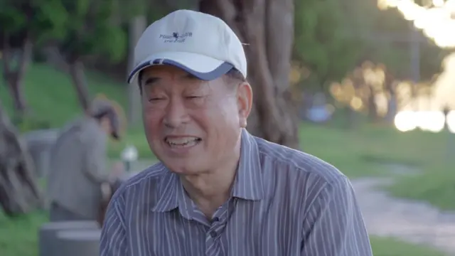 인터뷰 도중 바다에 들어간 소감을 전하며 웃어보이는 송윤호 씨