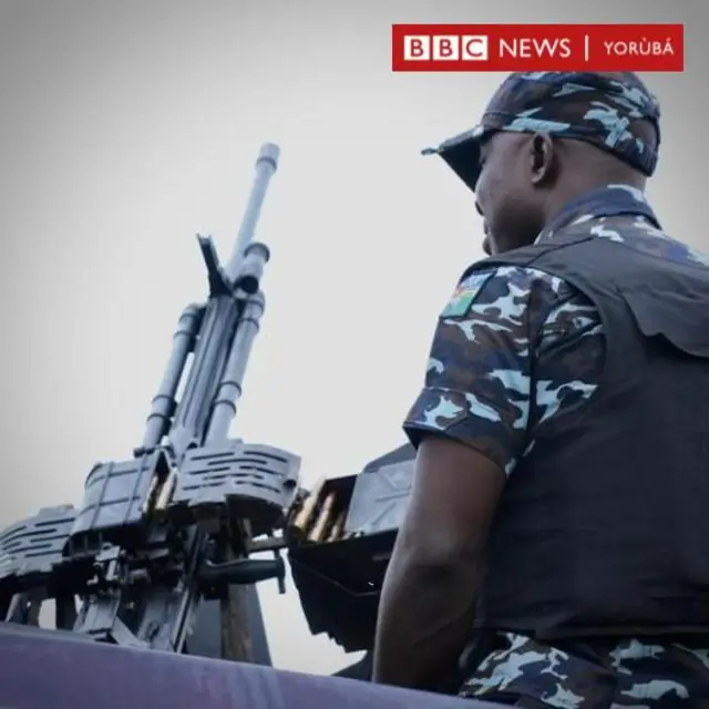 Ọlọpaa kan pẹlu Ibọn